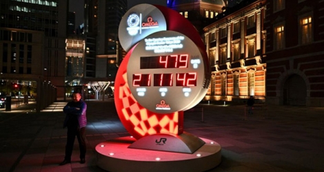 L'horloge électronique qui décompte le temps jusqu'à l'ouverture des Jeux olympiques de Tokyo le 23 juillet 2021, devant la gare centrale de Tokyo le 30 mars 2020.