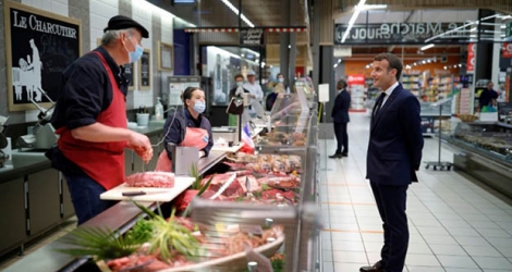 Emmanuel Macron discute avec un employé dans un Super U à Saint-Pol-de-Léon, le 22 avril 2020.