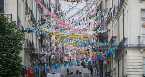 Guirlandes confectionnées par les habitants et accrochées dans une rue de Nantes, le 27 avril 2020.