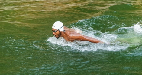 Photo transmise à l'AFP par le nageur SP Likith et prise le 23 avril lors d'un entraînement dans un bassin agricole de la ferme de son entraîner à Adyanadka, dans l'Etat indien du Karnataka.