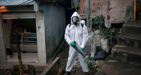 Opération de désinfectioin dans une favela de Rio de Janeiro, le 20 avril 2020 au Brésil.