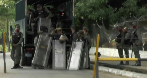 Image tirée d'une vidéo montrant des soldats de la Garde nationale de Bolivie devant la prison de Los Llanos à Guanare, le 2 mai 2020 au Venezuela.