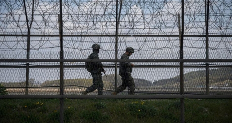 Des soldats sud-coréens en patrouille le long de barbelés dans la Zone démilitarisée (DMZ), le 23 avril 2020 à Ganghwa-gun.