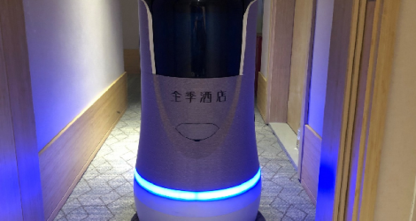 Un robot de service, capable de prendre seul un ascenseur et de livrer des repas à des personnes placées en quarantaine à leur retour de la province du Hubeil, le 28 avril 2020 dans un hôtel de Pékin.