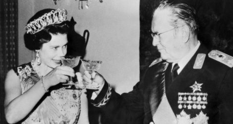 Photo d'archives montrant la reine Elisabeth II aux côtés de l'ancien leader yougoslave Josip Broz Tito lors de sa visite officielle en Yougoslavie le 21 octobre 1972. Photo -. AFP