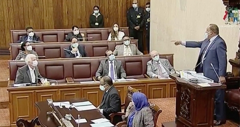 Au parlement ce 5 mai, le leader du MMM n’a pas apprécié que l’on ait coupé la parole au député Uteem pour laisser parler la chief whip du gouvernement…
