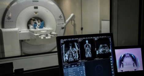 Depistage d'un cancer sur un patient avec un IRM, le 5 juin 2019 à l'hôpital Mondor à Créteil.
