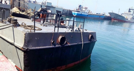 Une photo fournie par le site officiel de l'armée iranienne le 11 mai 2020 montre le navire de guerre Konarak qui a été touché par un tir ami lors d'exercices en mer d'Oman, remorqué au port de Jask, dans le sud de l'Iran.