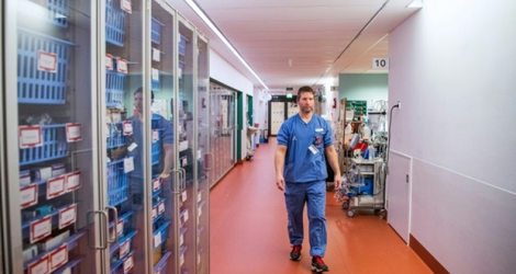 Le docteur Lars Falk, dans son unité ECMO (Oxygénation par membrane extracorporelle) de l'hôpital universitaire de Karolinska à Solna, près de Stockholm (Suède), le 19 avril 2020.