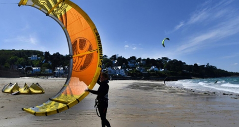 Un homme prépare son kite-surf sur une plage de Douarnenez, en Bretagne, le 14 mai 2020, première semaine du déconfinement.