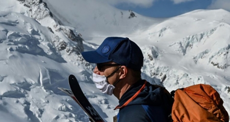 Un skieur portant un masque de protection arrive en haut de l'Aiguille du Midi, le 16 mai 2020 à Chamonix lors du premier week-end post-confinement en France.