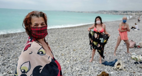 Baigneuses masquées sur une plage de Nice le 16 mai 2020.