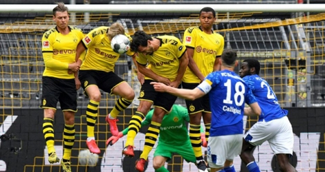 La Bundesliga devient samedi la première ligue majeure de football à faire son retour dans les stades après des semaines de confinement. 
