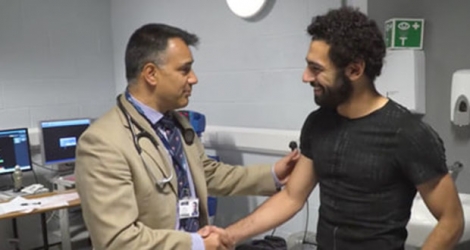 Le professeur Somauroo lors des visites médicales précédant les signatures du gardien Alisson Becker et de l’attaquant Mohamed Salah.