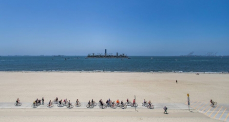 Des cyclistes le long d'une plage à Long Beach, en Californie, lors du long week-end de Memorial Day aux Etats-Unis, le 24 mai 2020.
