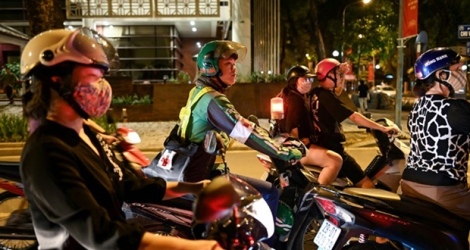 Pham Quoc Viet, chauffeur de moto-taxi le jour et secouriste la nuit, à Hanoï la nuit le 12 mai 2020.