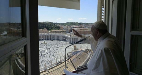Photo prise et diffusée par le Vatican montrant le pape qui dirige la prière dominicale sur la place Saint-Pierre à Rome, le 31 mai, qui s’est dit inquiet pour les peuples d’Amazonie.