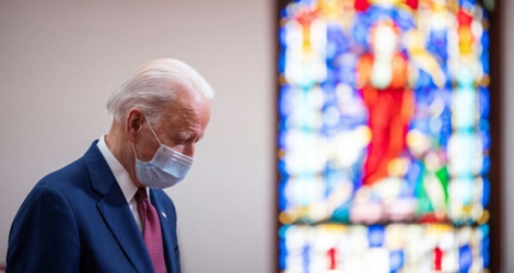 Le candidat démocrate à la présidentielle Joe Biden rencontre des personnes impliquées dans la vie de la communauté, dans l'église Bethel AME de Wilmington, dans le Delaware, le 1er juin 2020.