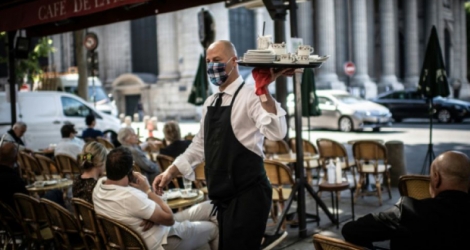 Un serveur masqué à la terrasse du Café de la Maire, le 2 juin 2020 à Paris Photo Martin BUREAU. AFP