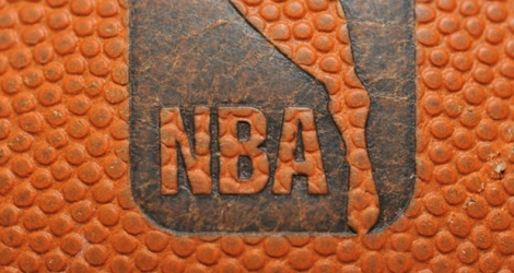 Le logo de la NBA sur un ballon lors du match entre les Denver Nuggets et les Portland Trail Blazers le 28 décembre 2010.