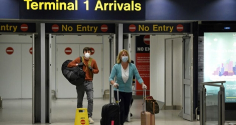 Des voyageurs arrivent au terminal 1 de l'aéroport de Manchester, le 8 juin 2020 au Royaume-Uni.