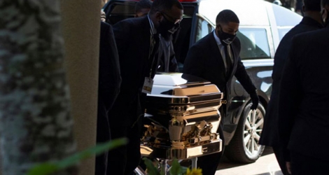 Le cercueil de George Floyd porté à l'église de Houston où une cérémonie aura lieu à sa mémoire, le 8 juin 2020 au Texas.