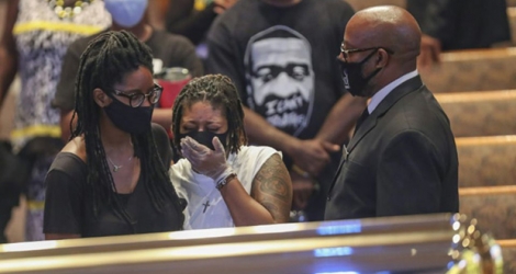Des personnes se recueillent devant le cercueil de George Floyd le 8 juin 2020 à Houston.