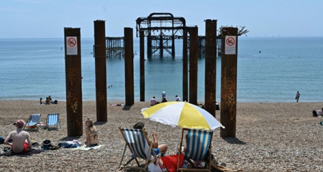 Des touristes prennent le soleil sur une plage de Brighton sur la côte sud de l'Angleterre le 2 juin 2020.