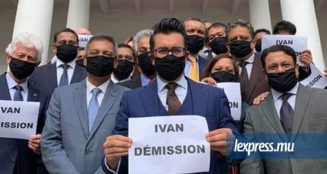 Les parlementaires avaient des panneaux demandant la démission d’Ivan Collendavelloo.