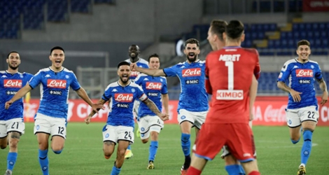 Les joueurs de Naples célèbrent le tir au but victorieux d'Arkadiusz Milik, qui a permis à Naples de remporter la Coupe d'Italie, le 17 juin 2020 à Rome.