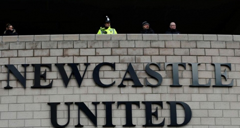 Convoité par un fonds saoudien, Newcastle reprend dans le flou sur son avenir.
