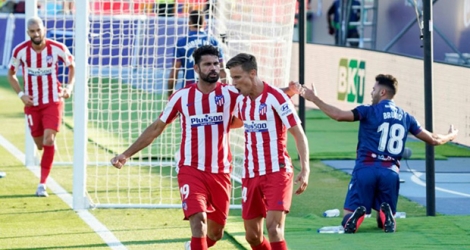Le contrôle orienté du milieu de terrain de l'Atlético de Madrid, Marcos Llorente (c), à l'entrée de la surface a mené au but contre son camp du défenseur de Levante, Bruno (d), à La Nucia, le 23 juin 2020.