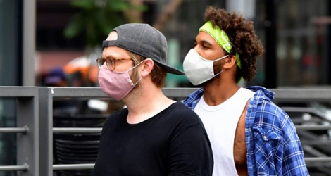 Deux hommes portant des masques de protection à Los Angeles le 29 juin 2020.