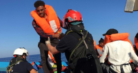 L'un des 47 migrants secourus par l'ONG SOS Méditerranée au large de l'île italienne de Lampedusa, le 30 juin 2020 Photo Shahzad ABDUL. AFP