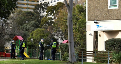 Des policiers devant un immeuble confiné à Melbourne (Australie) le 6 juillet 2020.