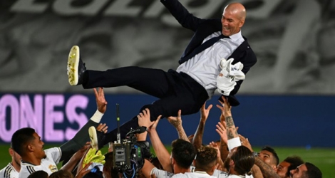 Les joueurs du Real Madrid portent leur entraîneur Zinédine Zidane, le 16 juillet 2020 au stade Alfredo di Stefano en banlieue de Madrid.