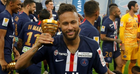 L'attaquant du Paris Saint-Germain, le Brésilien Neymar célèbre la victoire de son club en finale de la Coupe de la Ligue face à l'Olympique lyonnais, après une séance de tirs au but, au Stade de Frande à Saint-Denis, prés de Paris, le 31 juillet 2020.