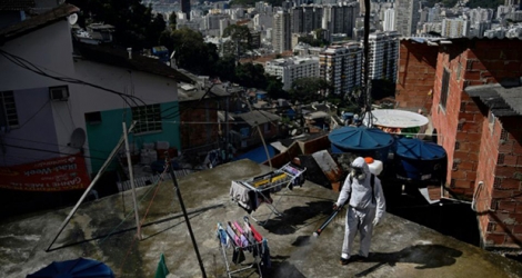Désinfection d'un toit dans une favela de Rio de Janeiro le 1er août 2020.