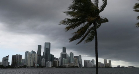 Des nuages noirs alors que l'ouragan Isaias se rapproche de la Floride après avoir frappé les Bahamas, le 01 août 2020, à Miami en Floride.