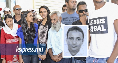 La famille d’Iqbal Toofanny, dont son père Yousouf, son épouse et ses filles, lors de la comparution en cour de Bambous de cinq policiers, en mars 2015.