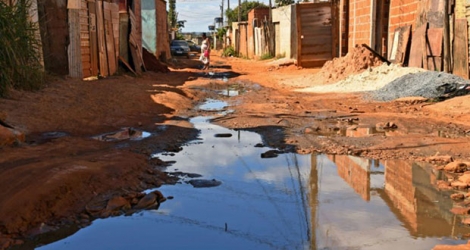 Des eaux usées s'écoulent librement dans une rue de Santa Luzia, près de Brasilia, le 3 août 2020.
