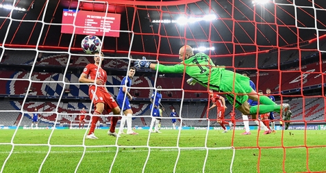 L'attaquant polonais du Bayern, Robert Lewandowski (d), buteur lors du 8e de finale retour de la Ligue des champions face à Chelsea, à Munich, le 8 août 2020.