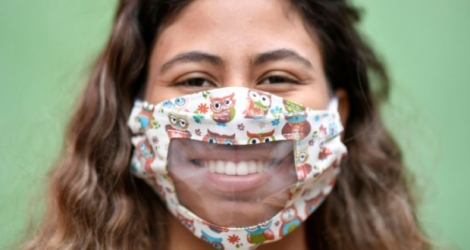 Une femme porte un masque transparent confectionné par des couturières d'une favela de Belo Horizonte, au Brésil, le 15 mai 2020 Photo DOUGLAS MAGNO. AFP