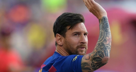 L'attaquant du FC Barcelone Lionel Messi salue le public avant un match amical du Barça contre Arsenal, le 4 août 2019.
