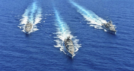 Photo diffusée le 26 août 2020 par le ministère grec de la Défense de navires grecs participant à des manoeuvres en Méditerranée.