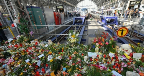 Des bouquets déposés à la gare de Francfort le 31 juillet 2019 en hommage au garçonnet de huit ans décédé après avoir été poussé sur les voies par Habte Araya.