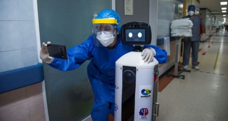 Une soignante prend un selfie avec le petit robot LaLuchy dans un hôpital de Mexico, le 27 août 2020.