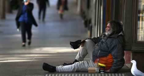 Un mendiant dans un quartier d'affaires de Melbourne, le 2 septembre 2020.