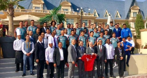 La délégation du Bayern Munich en 2019 au Qatar. Sur la photo de droite, le somptueux hôtel «The Torch Doha» qui a reçu de multiples prix internationaux.