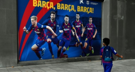 Affiche du Barça devant le Camp Nou de Barcelone, le 4 septembre 2020 Photo Pau BARRENA. AFP